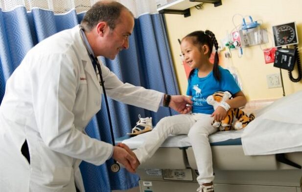 az orvos megvizsgál egy csípőízületi arthrosisban szenvedő gyermeket